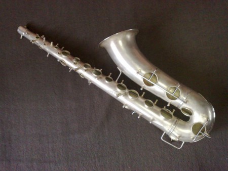 Korpus saxofónu Weltklang počas opravy bez mechaniky