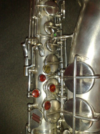 Detail spodnej časti mechaniky alt saxofónu Weltklang