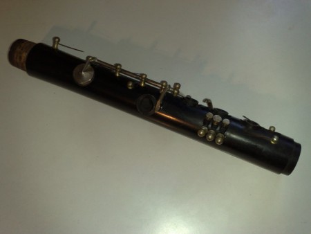 Spodná časť tela klarinetu bez mechaniky počas opravy