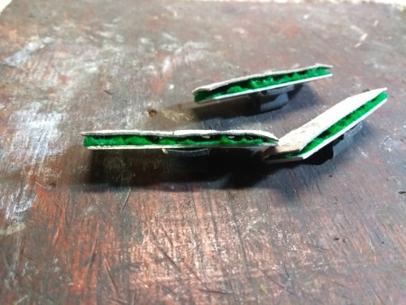 Príklopky trojhlasného akordeónu - filcová časť napadnutá moľami 