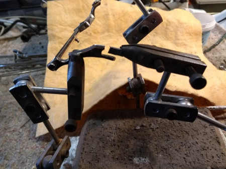 Zlomené tiahlo Bb klapky na saxofóne