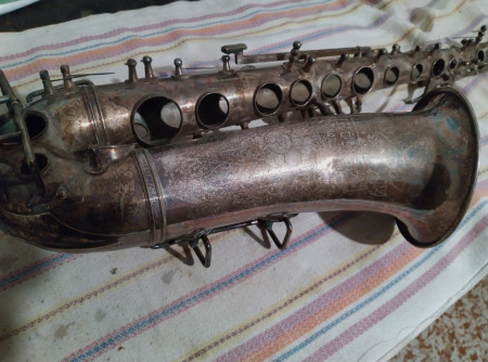 Korpus alt saxofónu po demontovaní mechaniky a neštandardný tónový otvor na spodnom oblúku