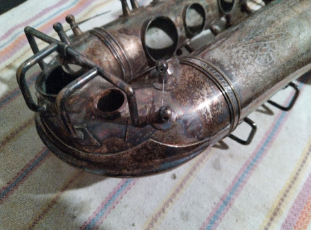 Neštandardný tónový otvor na spodnom oblúku saxofónu