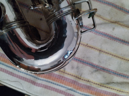 Ešte raz vyžehlený spodný oblúk saxofónu