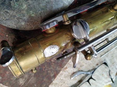 Odtrhnutý strmeň mechaniky saxofónu