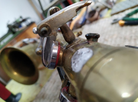 Odtrhnutý strmeň mechaniky saxofónu