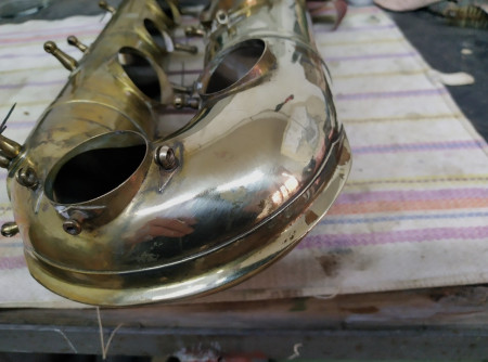 Vyrovnaná deformácia spodného oblúku saxofónu