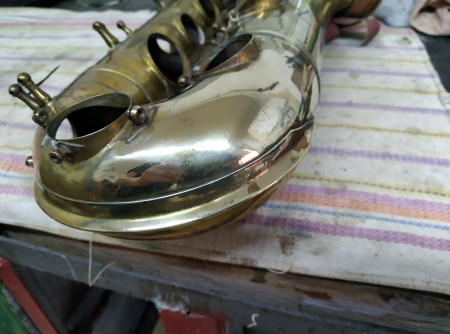 Po vyžehlení, spodný oblúk saxofónu