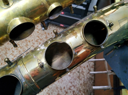 Deformovaný tónový otvor saxofónu