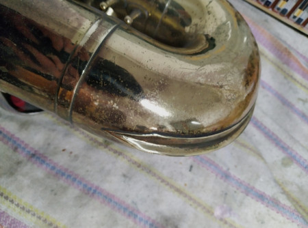 Spodný oblúk saxofónu po vyrovnaní