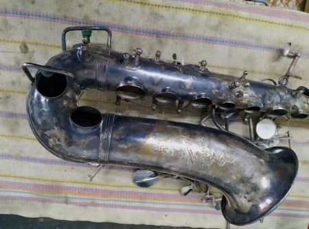Francúzsky alt saxofón počas opravy