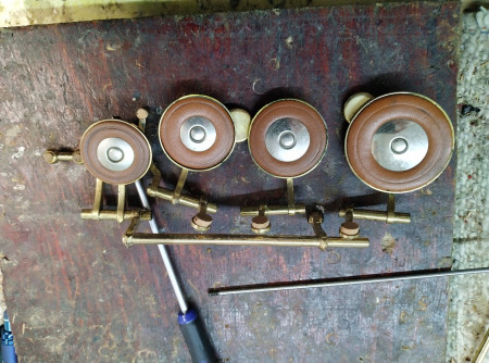 Časť mechaniky alt saxofónu